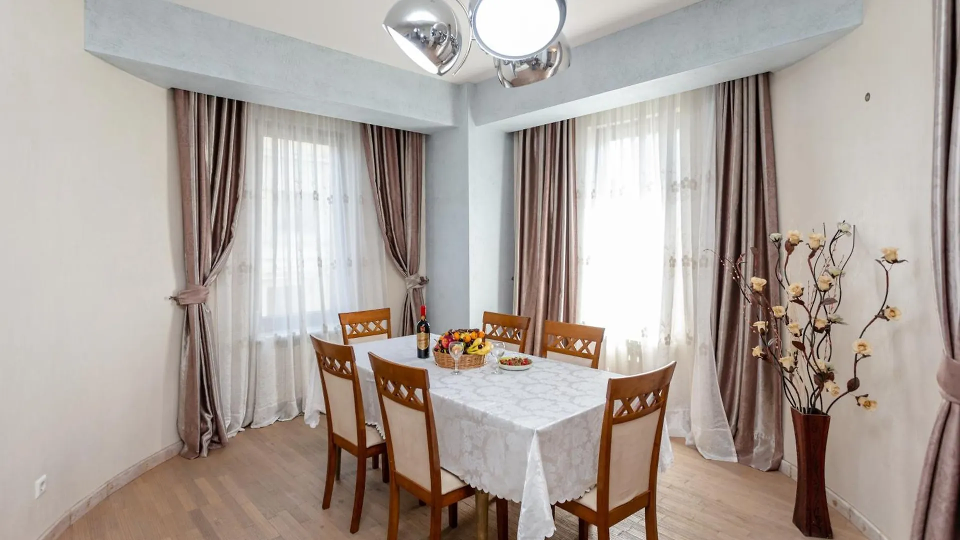 Serviced Apartment On Rustaveli Avenue 9 第比利斯